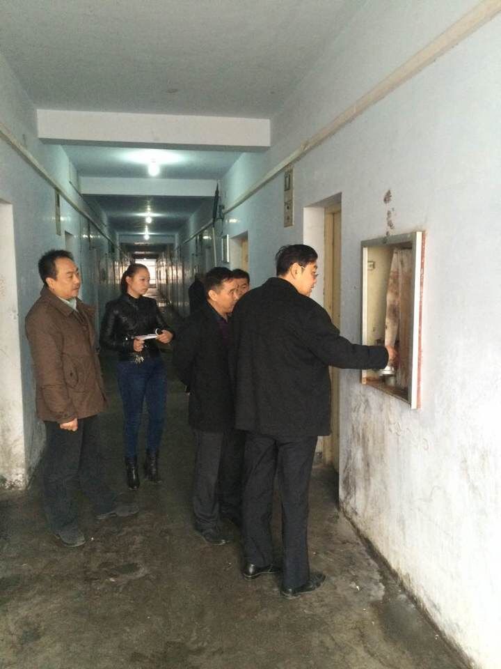 孙龙国副校长检查寝室消防设施